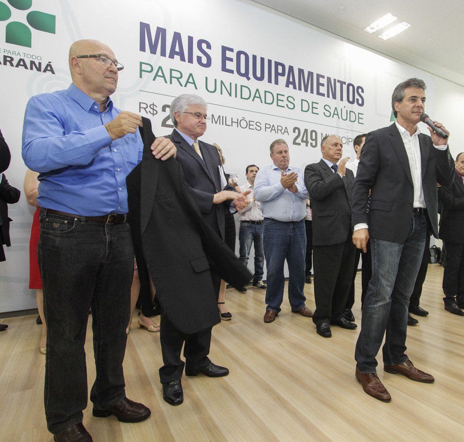 Governador Beto Richa libera recursos do programa Apsus para unidades de saúde de 249 municípios. Presentes, secretário da Saúde, Michele Caputo Neto, secretário-chefe da Casa Civil, Valdir Rossoni, secretário da Justiça e Cidadania, Artagão de Matos Leão, presidente da Assembleia Legislativa, deputado Ademar Traiano, deputados estaduais, federais, prefeitos e demais autoridades. Curitiba, 19/04/2016. Foto: Pedro Ribas/ANPr