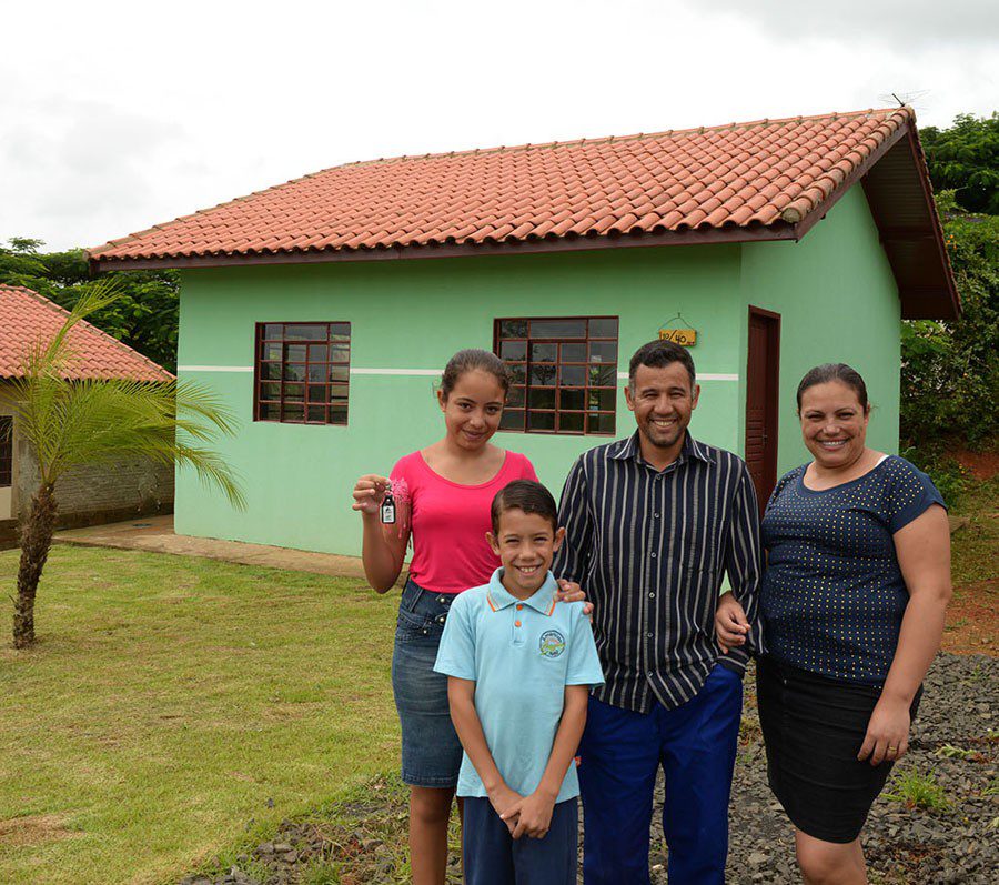 Entrega de 14 casas para famílias de Figueira. Na foto: Edson Alves Ferreira com sua esposa Margarida Barbosa e os filhos Lucas e Kauane na frente da nova casa.