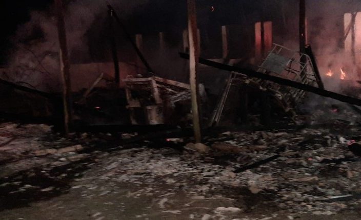 Incêndio de origem desconhecida atinge casa de madeira em Ibaiti
